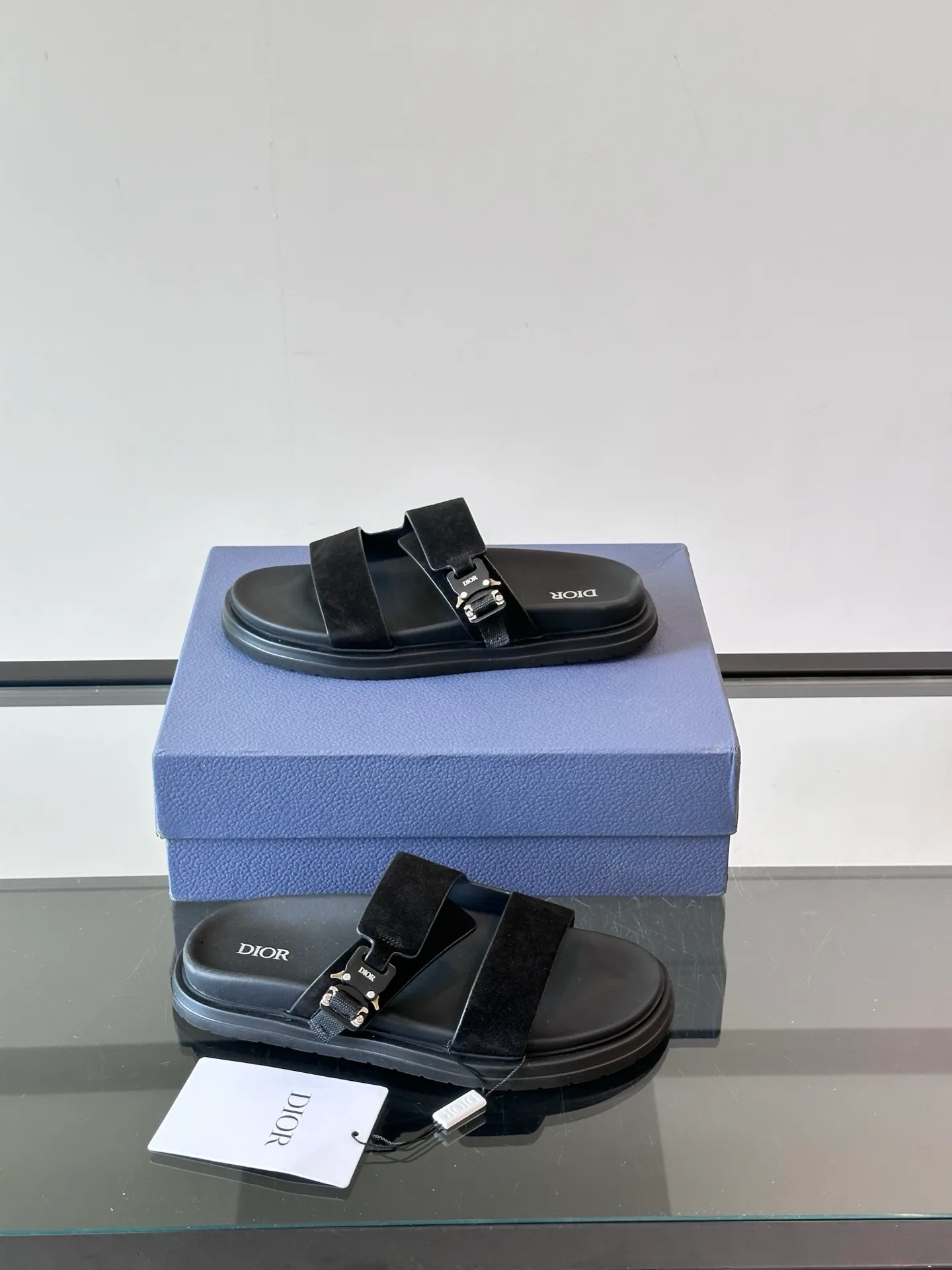 Factory price: 300💰Dior Aqua men's sandals and slippers. Showcasing Dior haute couture design. The Dior gray suede strap is accented with an aluminum Dior buckle for added style. Paired with a comfortable tonal notch sole, they pair easily with shorts or jeans for a sophisticated look. Main body: suede cow leather, technical fabric lining: cow leather, with adjustable straps, aluminum Dior buckle, Dior gray EVA insole, tonal notch rubber outsole splicing structure👌👌 size: 38-44 (45.46 customized)